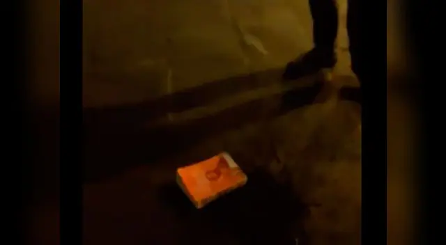 El tirar al suelo la Biblia ha generado diversas reacciones en Facebook El tirar al suelo la Biblia ha generado diversas reacciones en Facebook