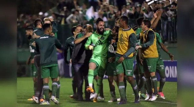 Todos felicitan a Jandrei que tapó dos penales.