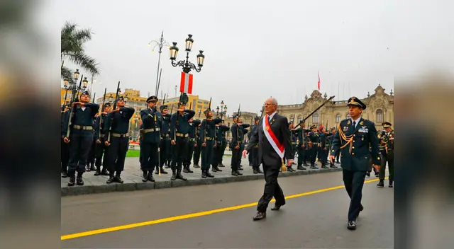Presidente PPK caminó lentamente hacia la Catedral de Lima dando inicio a las Fiestas Patrias