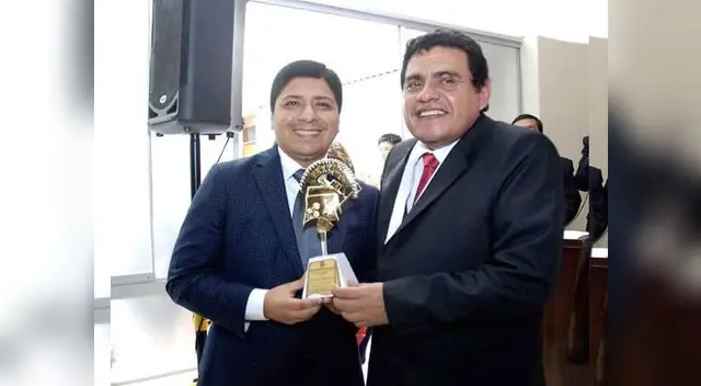 Elmer Yaipén recibió premio de manos del alcalde de Monsefú