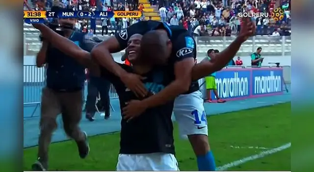 Pajoy celebra con los hinchas de Alianza Pajoy celebra con los hinchas de Alianza