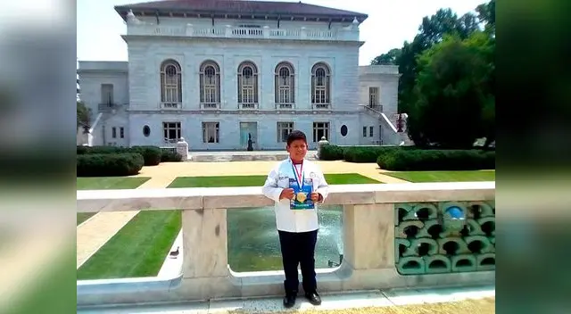 Pequeño chef en frontis de la OEA Pequeño chef en frontis de la OEA