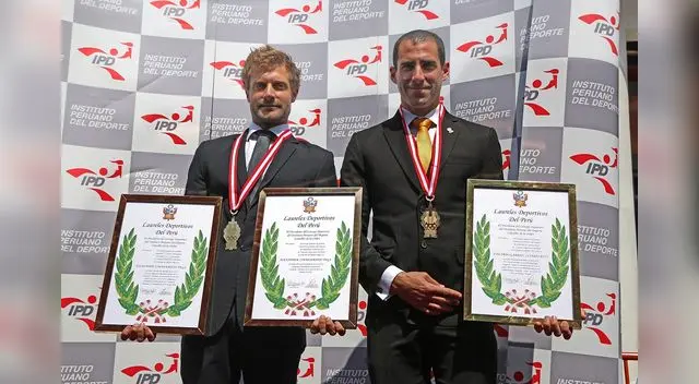 Los deportitas lucen sus condecoraciones