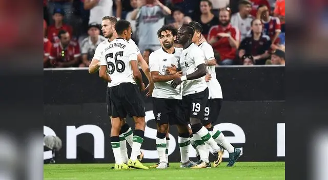 Mané celebra con sus compañeros el 1-0 Mané celebra con sus compañeros el 1-0