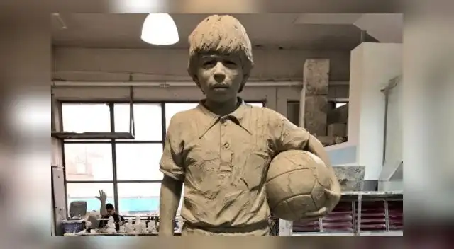 Monumento de Maradona cuando era niño Monumento de Maradona cuando era niño