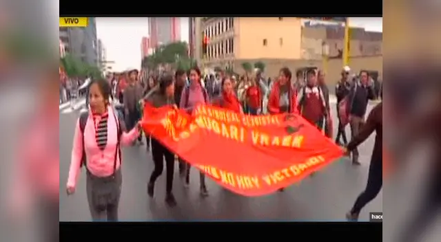 Maestros de Ayacucho llegan marchando hasta la avenida Abancay para protestar en medio de la huelga indefinida Maestros de Ayacucho llegan marchando hasta la avenida Abancay para protestar en medio de la huelga indefinida