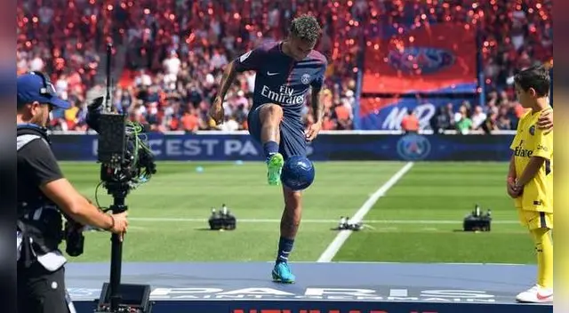 Neymar fue aclamado por la hinchada del PSG Neymar fue aclamado por la hinchada del PSG