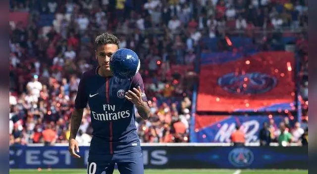 Neymar fue aclamado por la hinchada del PSG Neymar fue aclamado por la hinchada del PSG