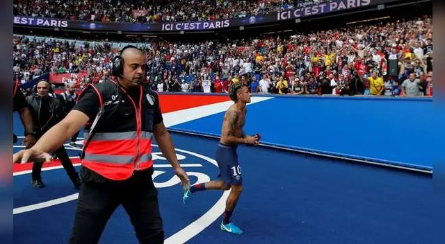 Neymar fue aclamado por la hinchada del PSG Neymar fue aclamado por la hinchada del PSG