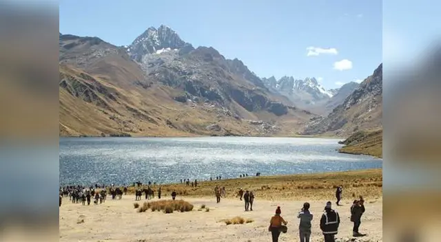 Laguna de Querococha Laguna de Querococha