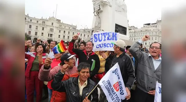 Profesores que sigan en huelga serán suspendidos o despedidos | Fotos: Carlos Contreras
