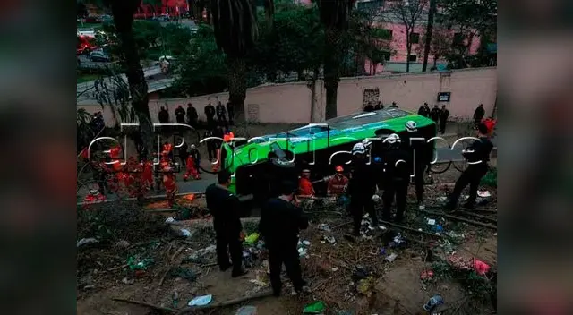 Bus siniestrado en cerro San Cristobal Bus siniestrado en cerro San Cristobal