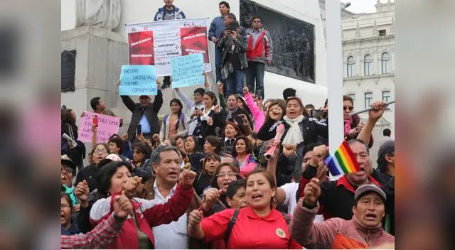 Los profesores continúan reunidos en la plaza San Martín esperando una solución Los profesores continúan reunidos en la plaza San Martín esperando una solución