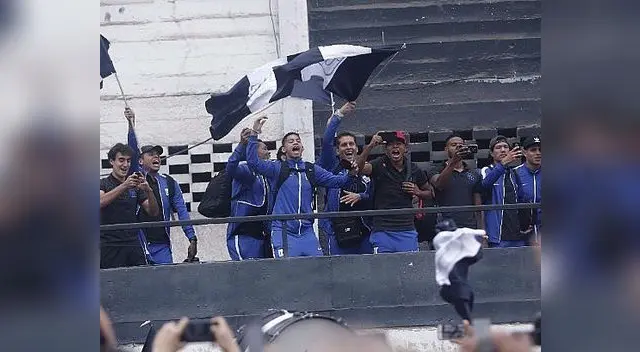 Jugadores e hinchas celebran el título