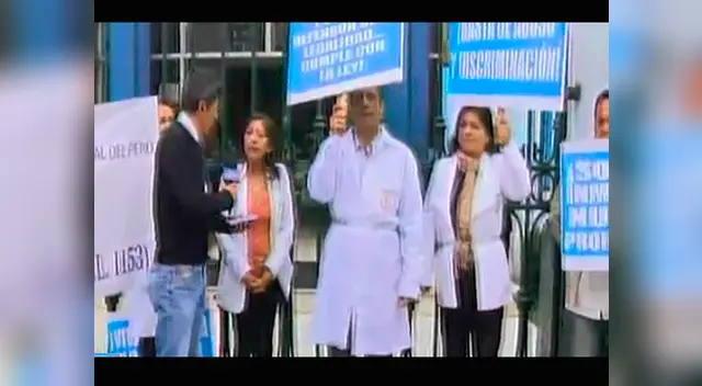 Médicos legistas se encadenenan en la Morgue Central de Lima como inició de una huelga nacional 