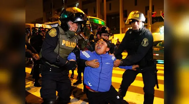Un docente se aferró a la pierna del congresista Moisés Guía y se salvó de ser arrestado. Un docente se aferró a la pierna del congresista Moisés Guía y se salvó de ser arrestado.