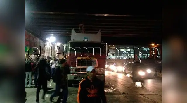 Vehículo pesado provocó remezón en el puente de Santa Anita al quedar atascado