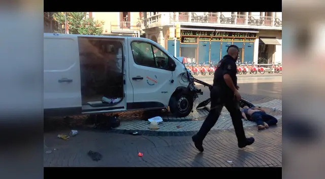 Esta es la furgoneta que fue usada para al atentado. El atacante huyó a pie y es buscado por la policía