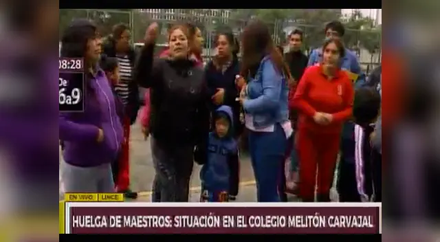 Maestros en huelga no dejan pasar a los escolares a institución educativa Melitón Carbajal Maestros en huelga no dejan pasar a los escolares a institución educativa Melitón Carbajal