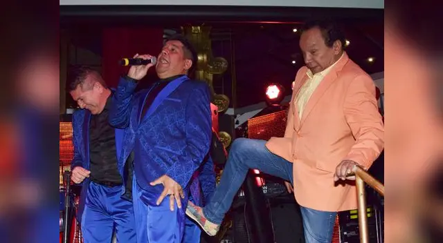 Sonero apadrino a Dimensión Salsera, en la foto dando la patadita de la suerte