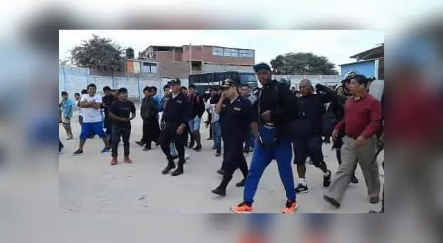 Momentos que el jugador del Torino Quinto es conducido a la Comisaria.