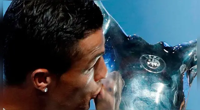 Tras recibir el premio, Cristiano Ronaldo besa la copa Tras recibir el premio, Cristiano Ronaldo besa la copa