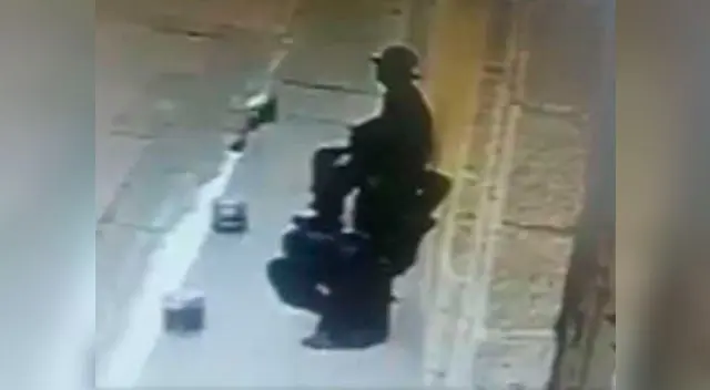 Estatuas humanas son captadas mientras roban a una turista Estatuas humanas son captadas mientras roban a una turista