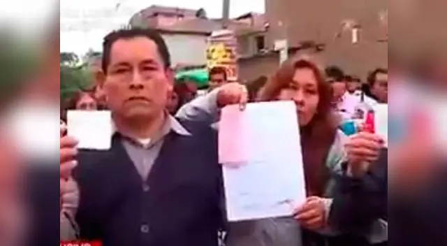 Profesores protestan ahora por recorte de sueldo