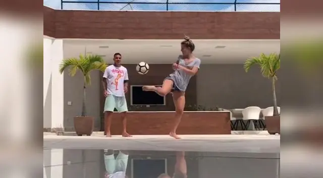 Thaisa Leal demuestra su habilidad con el balón junto a Paolo Guerrero
