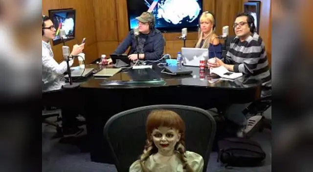 'Annabelle' estaba sentada y de pronto comenzó a moverse sola 'Annabelle' estaba sentada y de pronto comenzó a moverse sola