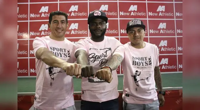 Jhonnier Montaño flaqueado por Johan Fano y Crifford Seminario.FOTO: LIBERO