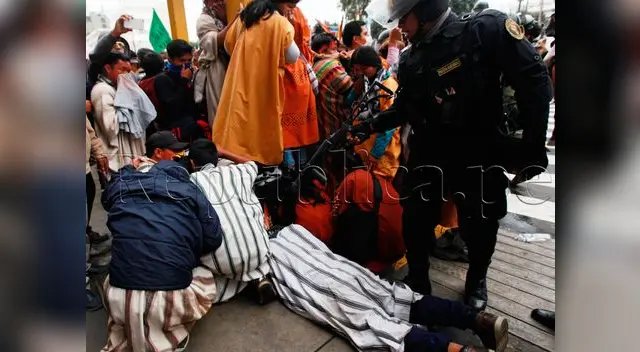 Preciso momento donde policía reduce a profesor ashaninka Preciso momento donde policía reduce a profesor ashaninka