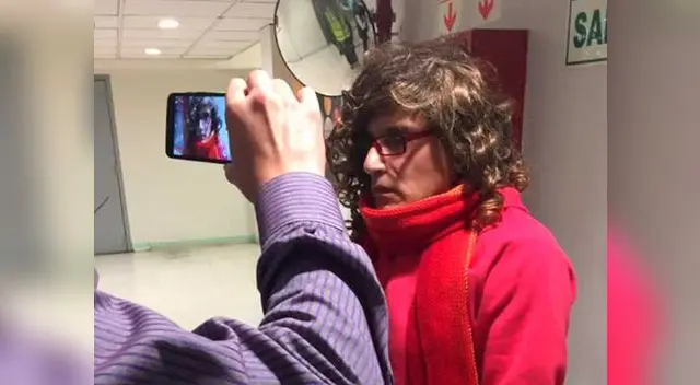 Cae hombre vestido de mujer que tomaba fotos íntimas a las mujer en los baños del Jockey Plaza Cae hombre vestido de mujer que tomaba fotos íntimas a las mujer en los baños del Jockey Plaza