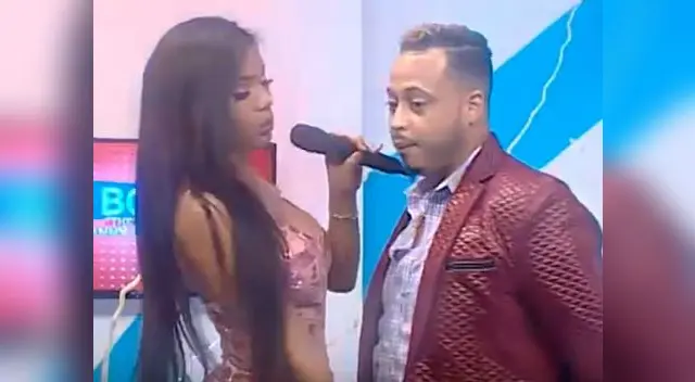 Conductora de televisión toca el 'miembro' de su compañero durante transmisión en vivo Conductora de televisión toca el 'miembro' de su compañero durante transmisión en vivo