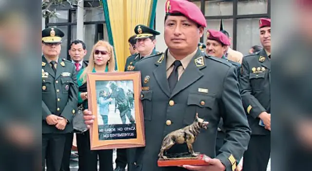 El suboficial Rodolfo La Rosa muestra orgulloso la imagen que lo volvió un héroe
