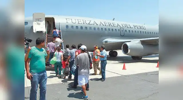 Docentes en huelga retornan a sus regiones mediante puente aéreo