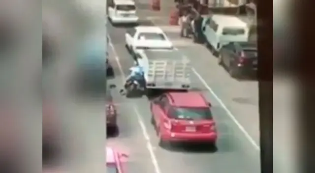 En las redes sociales la gente felicitó al conductor por acabar con el delincuente