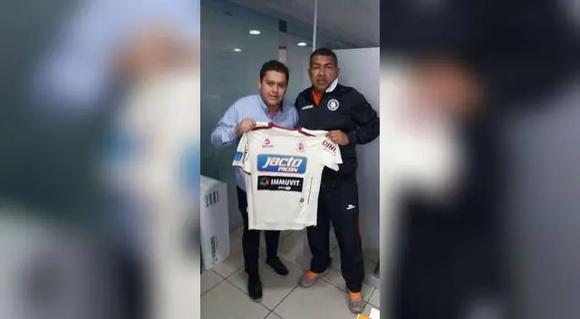 Juan Chumpitaz posando como nuevo DT del León