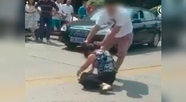 Joven golpea y humilla en la calle a la amante de su padre