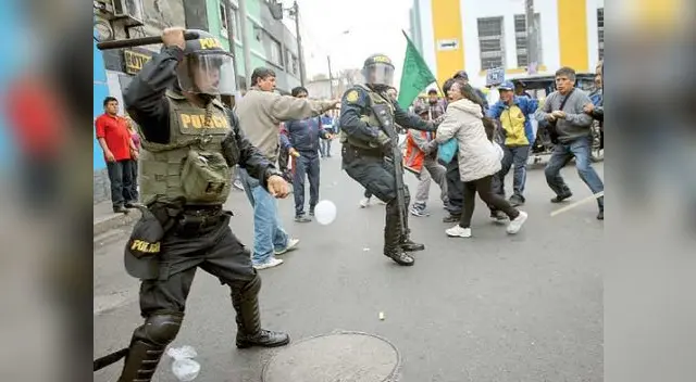 Cientos de docentes siguen en huelga y provocan el caos en la capital con sus protestas