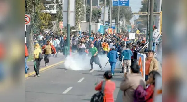 Cientos de docentes siguen en huelga y provocan el caos en la capital con sus protestas