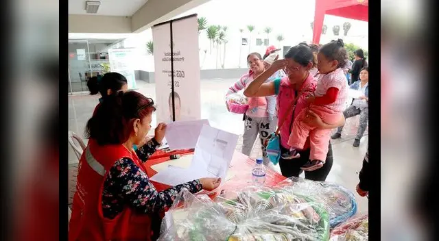 Las madres de familia recibieron sus canastas de alimentación básica