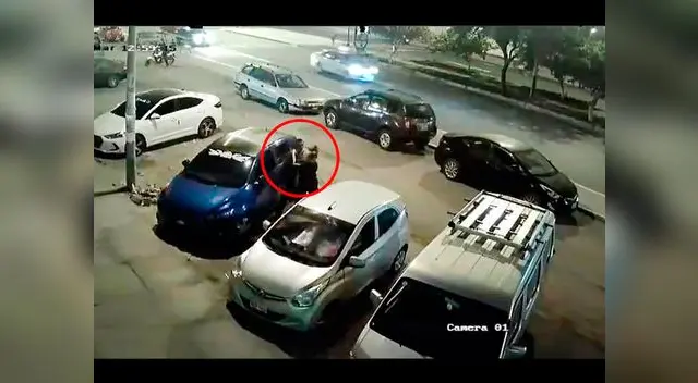 El oficial en retiro fue detenido por los agentes policiales El oficial en retiro fue detenido por los agentes policiales