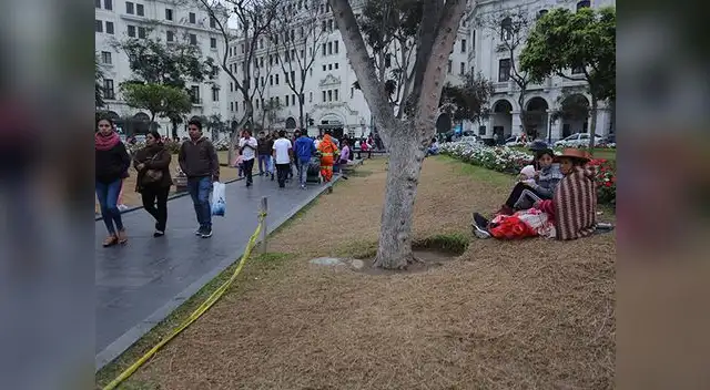 Espacio público luce con áreas verdes marchitas y pisoteadas Espacio público luce con áreas verdes marchitas y pisoteadas
