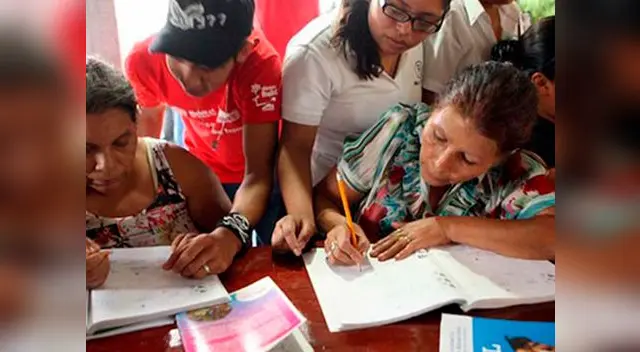 La alfabetización implica enseñar a la gente a leer y a escribir La alfabetización implica enseñar a la gente a leer y a escribir