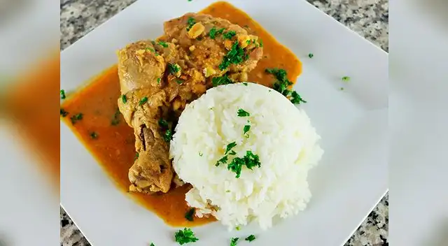 Pollo en salsa de maní