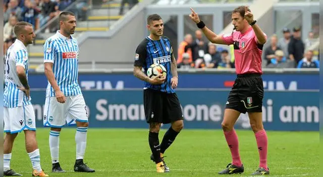 El árbitro se metió en un problema para decidir cobrar un penal El árbitro se metió en un problema para decidir cobrar un penal