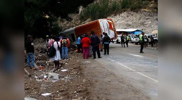 El bus que se despistó en la vía los libertadores dejó cinco muertos.
