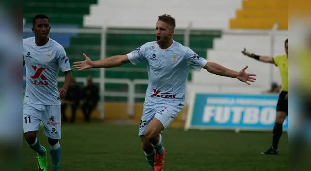 Festejo de Danilo Carando por su gol  en la victoria 2- 0 ante Ayacucho