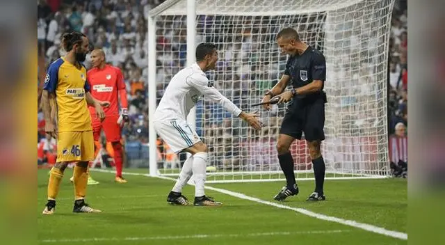 Cristiano marcó, bate récord, pero le reclama al juez por supuesto gol. FOTO: EFE Cristiano marcó, bate récord, pero le reclama al juez por supuesto gol. FOTO: EFE